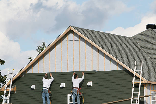 Professional Siding Contractor technician working in Medinah, IL